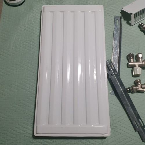 Heating radiator body new with 2 hot water regulators, angles and valves