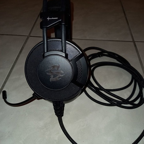 Sharkoon Skiller over ear gaming headphones used with USB