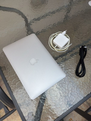 MacBook Air 11 inch like new, Intel Core i5, 4GB RAM, 128GB SSD