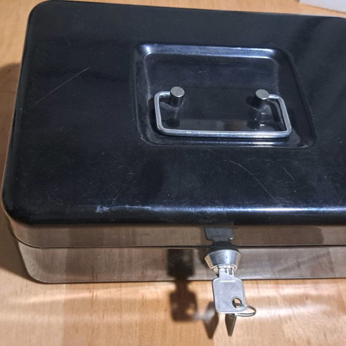 Metal cash box with 2 keys used in excellent condition