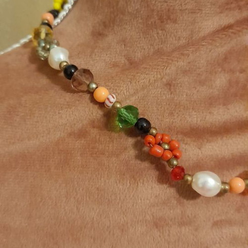 Beaded necklace with daisies new, multicolored