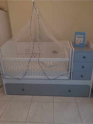 Children's room set used with convertible crib and storage drawer