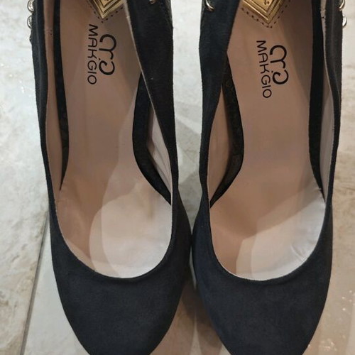 Makgio pumps like new, black with studs and high heel size 38