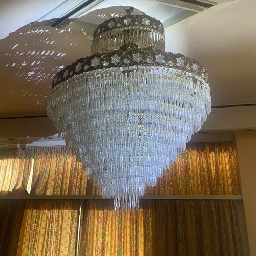 Crystal chandelier in excellent condition