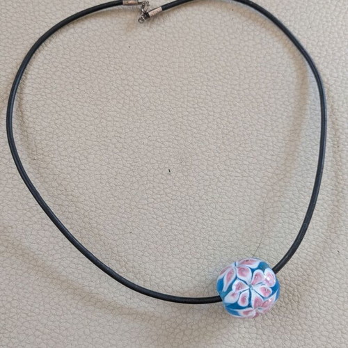 Flower necklace like new made of white and blue glass