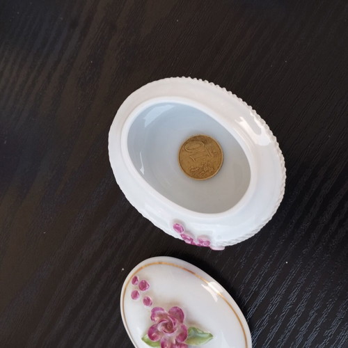 Porcelain table decorations like new, set of 2 small pieces