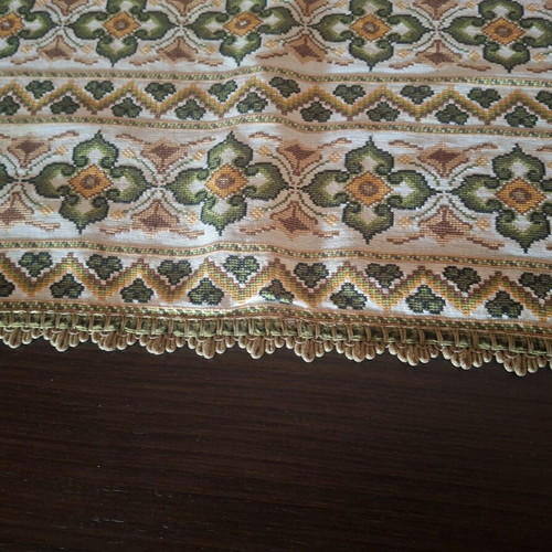 Handmade embroidered table linen like new with 3 napkins