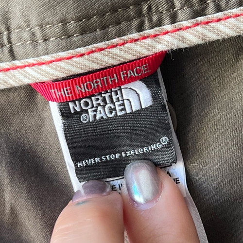 The North Face Cargo Capri women's pants new, size 6, khaki