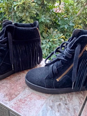 Black suede ankle boots with fringe and inner wedge size 37