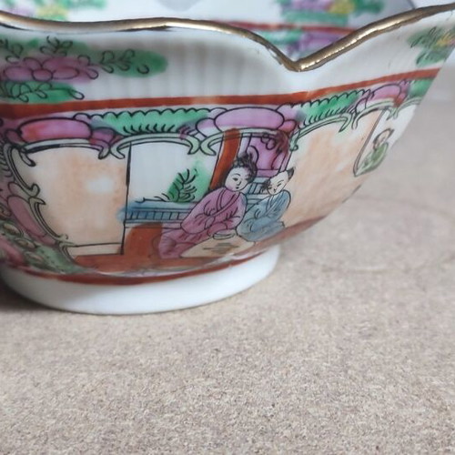 Vintage Chinese Rose Medallion Set with 17cm Bowl and 22.5cm Plate like new