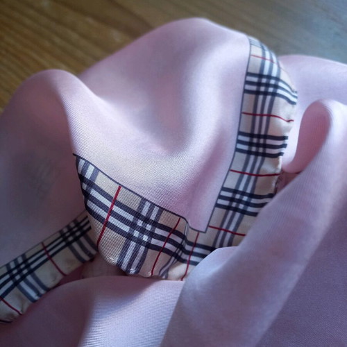 Burberry silk scarf like new, soft pink 55×55cm