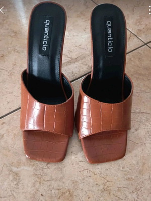 Brown sandal slippers size 39 with 10 cm heel like new