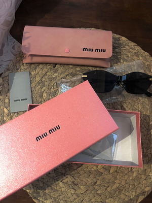 Miu Miu слънчеви очила като нови, черни