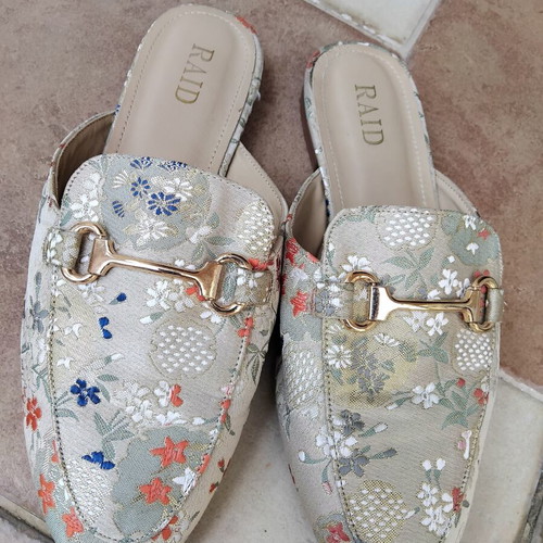 Mules RAID size 39 like new, floral brocade with gold details