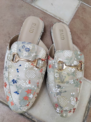 Mules RAID size 39 like new, floral brocade with gold details