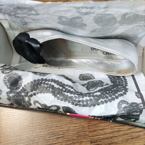 Feng Shoe silver leather ballerinas used with black camellia, size 36.5
