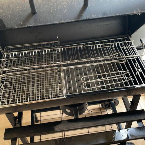 Charcoal grill like new in excellent condition