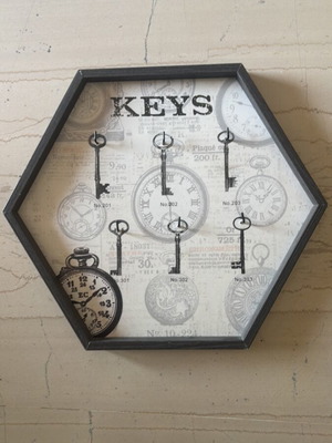 Key holder with 6 hooks 33x28, like new
