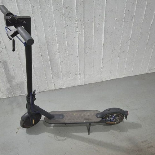 Xiaomo Mi Electric Scooter 3 with charger and phone mount