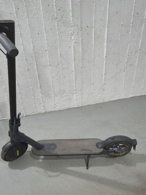 Xiaomo Mi Electric Scooter 3 with charger and phone mount