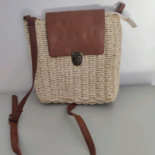 Straw crossbody bag used in good condition