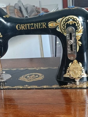 Ραπτομηχανή αντίκα Gritzner λειτουργική, με ποδοκίνητο μηχανισμό σε ξύλινο έπιπλο