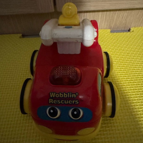 Wobbling Rescuers fire truck used with sound and light