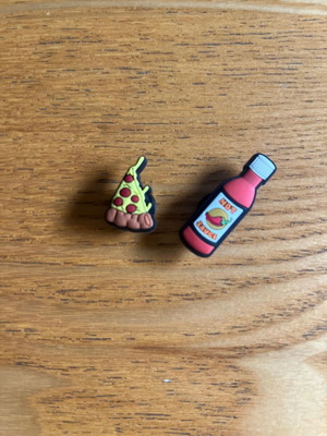 Crocs pins pizza and ketchup, like new, set of 2