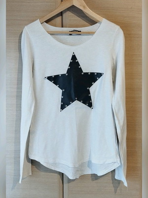 T-shirt white long sleeve like new with black star and studs