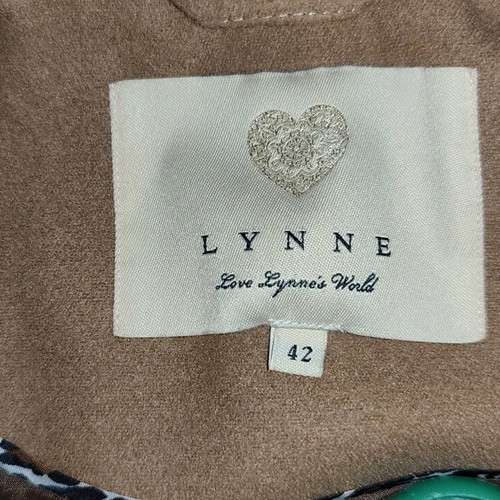 Lynne camel coat like new with belt and modern design