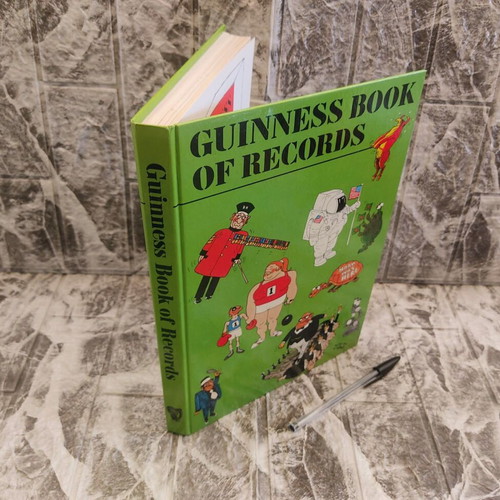 Guinness Book Of Records 1974 like new collectible book