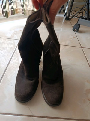 Giafrango Ferre suede leather ankle boots brown size 37 like new