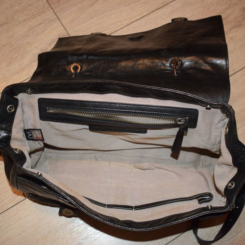 Diane Von Furstenberg Vintage Leather Hand Bag like new, black