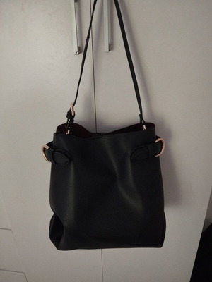H&M black shoulder bag like new, medium size with clasp
