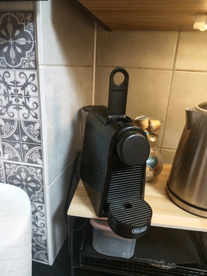 Καφετιέρα De'Longhi Essenza Mini Nespresso σε μαύρο, σαν καινούργιο