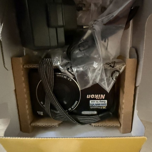 Nikon COOLPIX S3700 digital camera like new, black