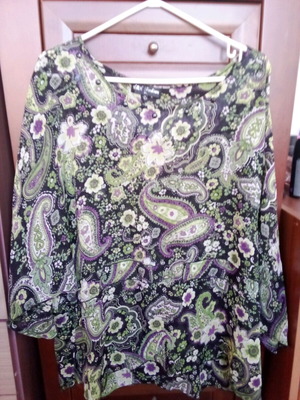 Women's shirt like new with stylish floral pattern for spring and summer
