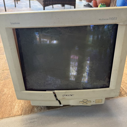 Sony Trinitron CPD-110EST 15" CRT display for spare parts or repair