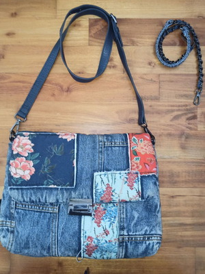 Τσάντα Desigual denim μπλε με φλοράλ patchwork σαν καινούργιο
