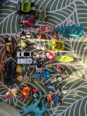 Kinder figures and miniatures used, including Bob Builder, Sonic, Rabbids
