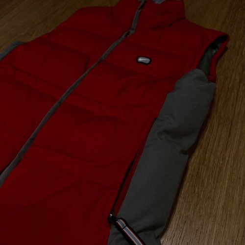 Nike vintage red vest lightly used, size S