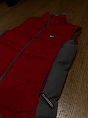 Nike vintage red vest lightly used, size S