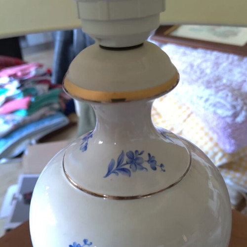Vintage table lamp porcelain Extra like new with floral design
