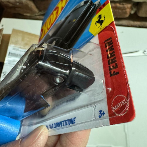 Hot Wheels Ferrari F40 Competizione Super Treasure Hunt like new with protector
