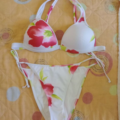 Cazeldonia bikini white with flowers size medium like new