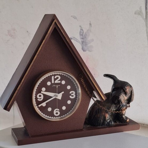 Molniya retro 1980 analog table clock