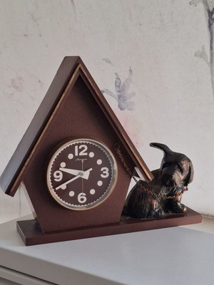 Molniya retro 1980 analog table clock
