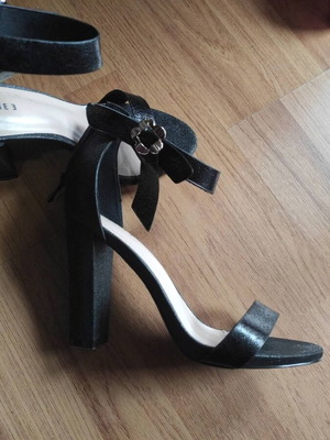 Black high-heeled sandals with discreet rhinestones, like new, size 39