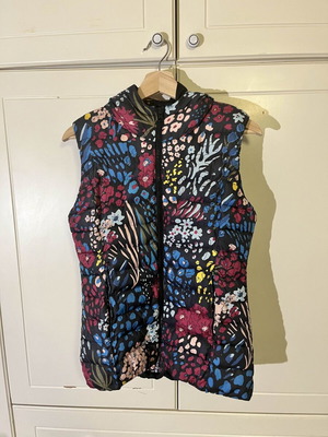 Adidas sleeveless jacket multicolor like new, size M