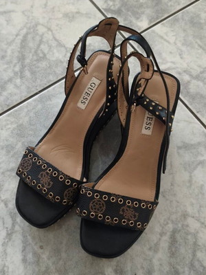 Γυναικεία καλοκαιρινά υποδήματα Guess μαύρα νούμερο 39 καινούργια